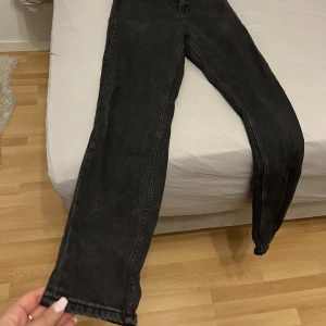 Jeans - Säljer dessa svarta jeans för ett lågt pris pga för små för mig