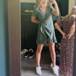 Klänning - Säljer Sanna fina klänning från vero Moda då den inte kommer till användning. Använd 2-3 gånger så den är i nyskick. Pris går att diskutera.