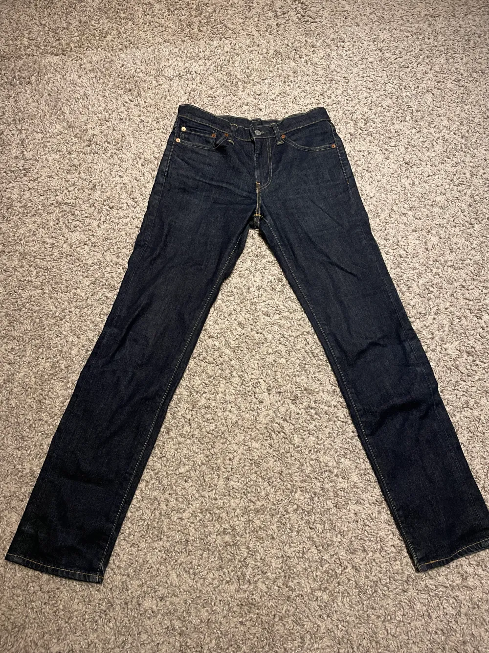 Ett par snygga Levis jeans 511 i färgen mörkblå, skick 8/10.. Jeans & Byxor.