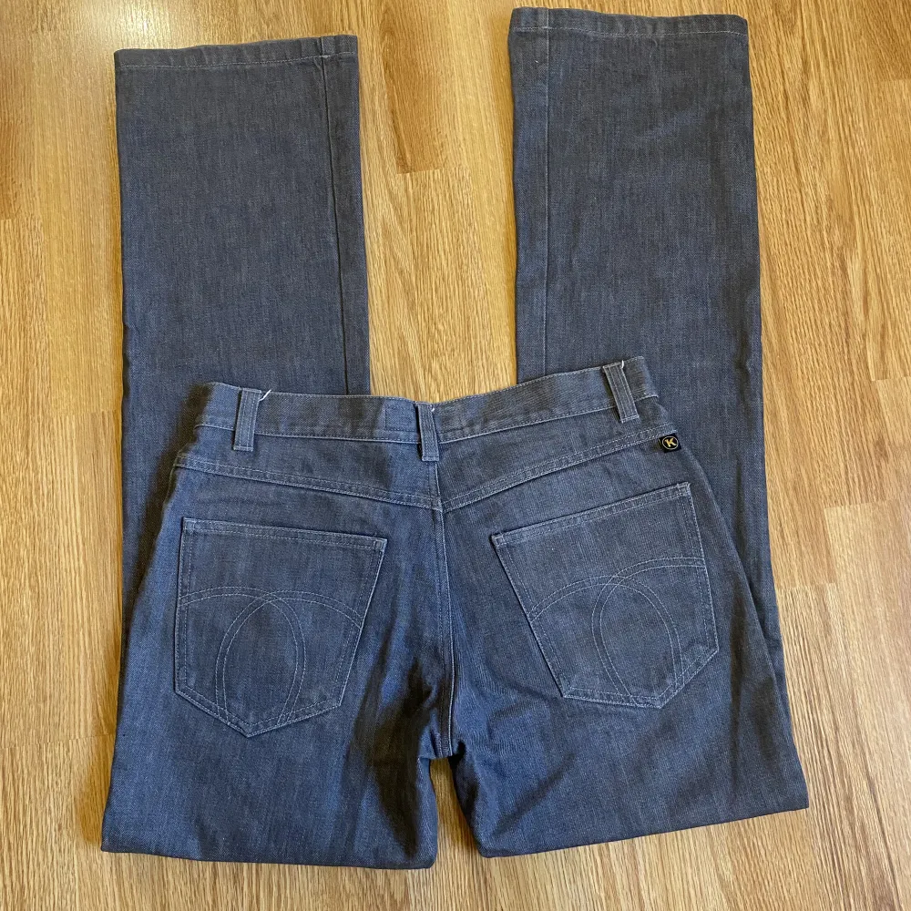 Skitsnygga gråa jeans! Köpte här på Plick men säljer vidare pga att de inte passade mig💘Storleken är W31L34 (passar 38 bra). Midjemått 82cm och innerbenslängd 85cm. (Första bilden är lånad från hon jag köpte av)💕. Jeans & Byxor.