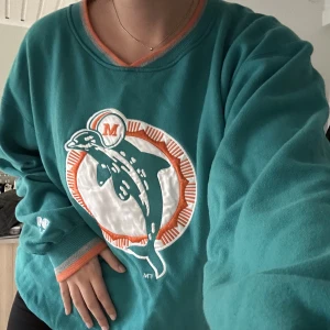 Collegetröja  - Jättecool oversized collegetröja. Skönt secondhand men i väldigt fint skick. I herrmodell men passar absolut både kvinnor och män. Priset kan diskuteras vid snabb affär!!