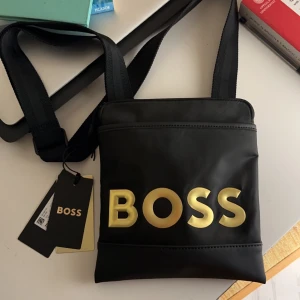 Boss axelarmsväska - Försäljer min Boss väska, den är helt ny, jag köpte den men har nu ändrat mig och köpt en annan väska med märket Guess, och jag vill sälja den.