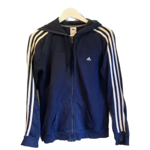 Vintage adidas kofta - Supersnygg marinblå adidasjacka! Används ej då jag har fler. Passar XS-S. 
