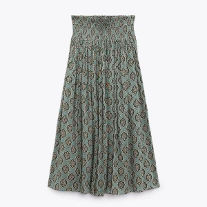 Zara långkjol - Helt ny långkok från zara med lappen kvar i storlek xs! Säljer då den tyvärr e liten lång på mig men annars är den superfin och helt oanvänd❤️❤️