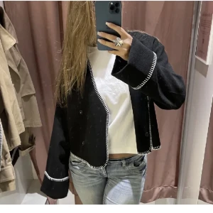 Jacka från Gina tricot - Populära jackan från Gina! Använd 1 gång så precis som ny! 