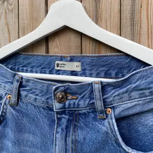Fina jeans från Gina Tricot med slita på utsidan om foten🧵💙