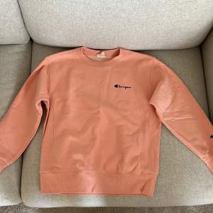 Så snygg Peach-färgad sweatshirt från Champion älskar!!!