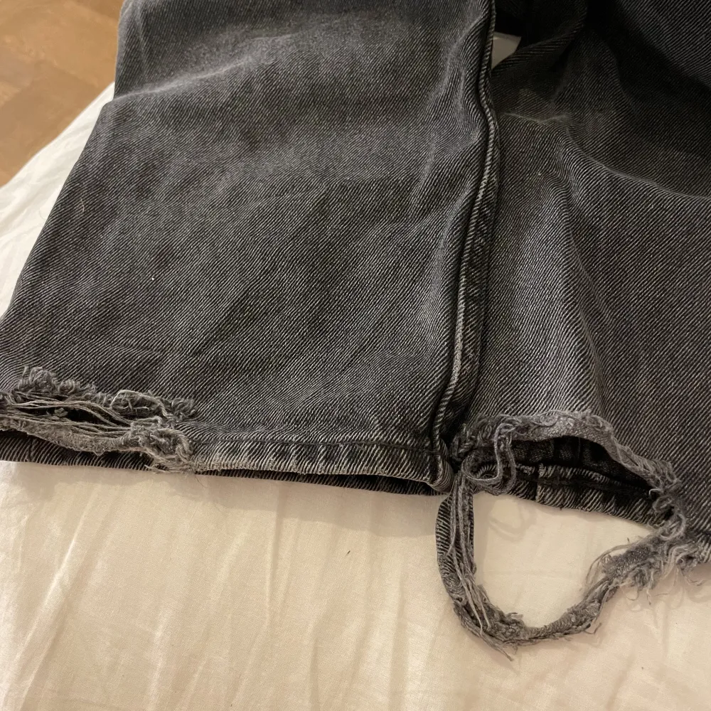 säljer dessa lågmidjade jeans ifrån monki. Köpta för 2 år sedan o mycket använda men i bra skick ändå. De sitter tajt på mig som vanligtvis är M. Defekter på benen syns på sista bilden. Några cm för långa på mig som är 165💕. Jeans & Byxor.