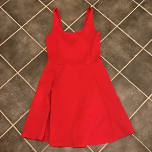 Klänning HM  - Klänning använd några få gånger enbart, från HM