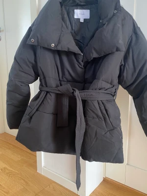 Vinterjacka - Väldigt bra skick använt 2-3 gånger. Märket är från VILA, storlek 36. Ger en liten oversize känsla. 