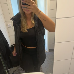 Väst från zara - Dunväst från zara. Storlek xs men passar allt från xs-m. Köpt hösten 2021