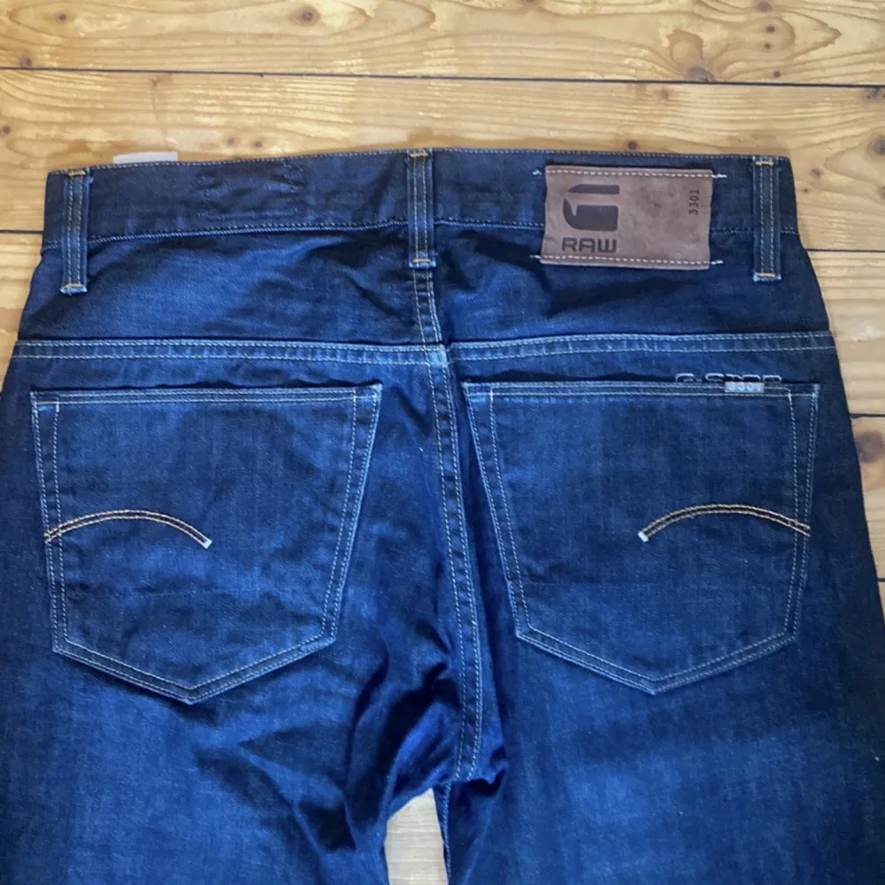 Mörkblå G star jeans i väldigt bra skick. Nypris 1650kr ungefär.. Jeans & Byxor.