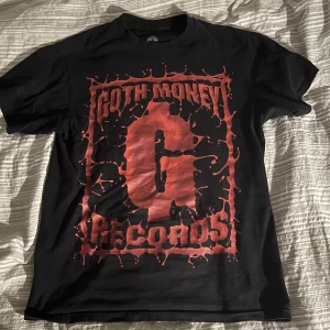 Goth Money T Shirt - Intressekoll på Goth Money t shirt bästa tröjan någonsin 