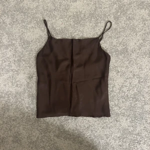 Satintopp  - Jättefin brun satintopp fråm Zara. Endast använd en gång. Har tyvärr blivit för liten. 