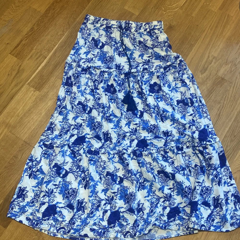 Vit o blå kjol från Lindex! Den har en liten fläck men syns knappt. Den kostade 400kr ny!. Kjolar.