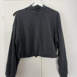 En grå långärmad tröja från Hm. I storlek M. Säljer för 80kr 
