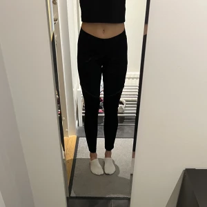 Leggings  - Svarta leggings från BikBok i strl S. Dragkedjor på benen (syns på sista bilden). Använda en gång. 