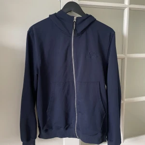 Cp company zipup - Tjena! Säljer denna feta cp company zipup. Helt ny, inga fläckar, hål osv. Stlk M men passar mer åt S.