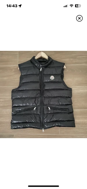 Moncler gui väst - Jätte bra skick även ifall den är använd men inga täcken på användning  Säljer åt en kompis  Har inga tags eller kvitto men har nfc Scan och vanlig Scan  