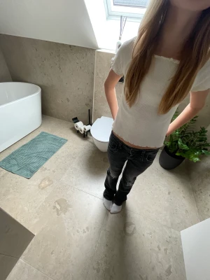 Vit t-shirt med volanger - En skitsnygg ribbad tröja! Andvänd hyfsat många gånger!❤️❤️