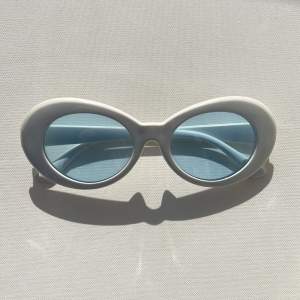 Snygga ovala solglasögon med blått glas