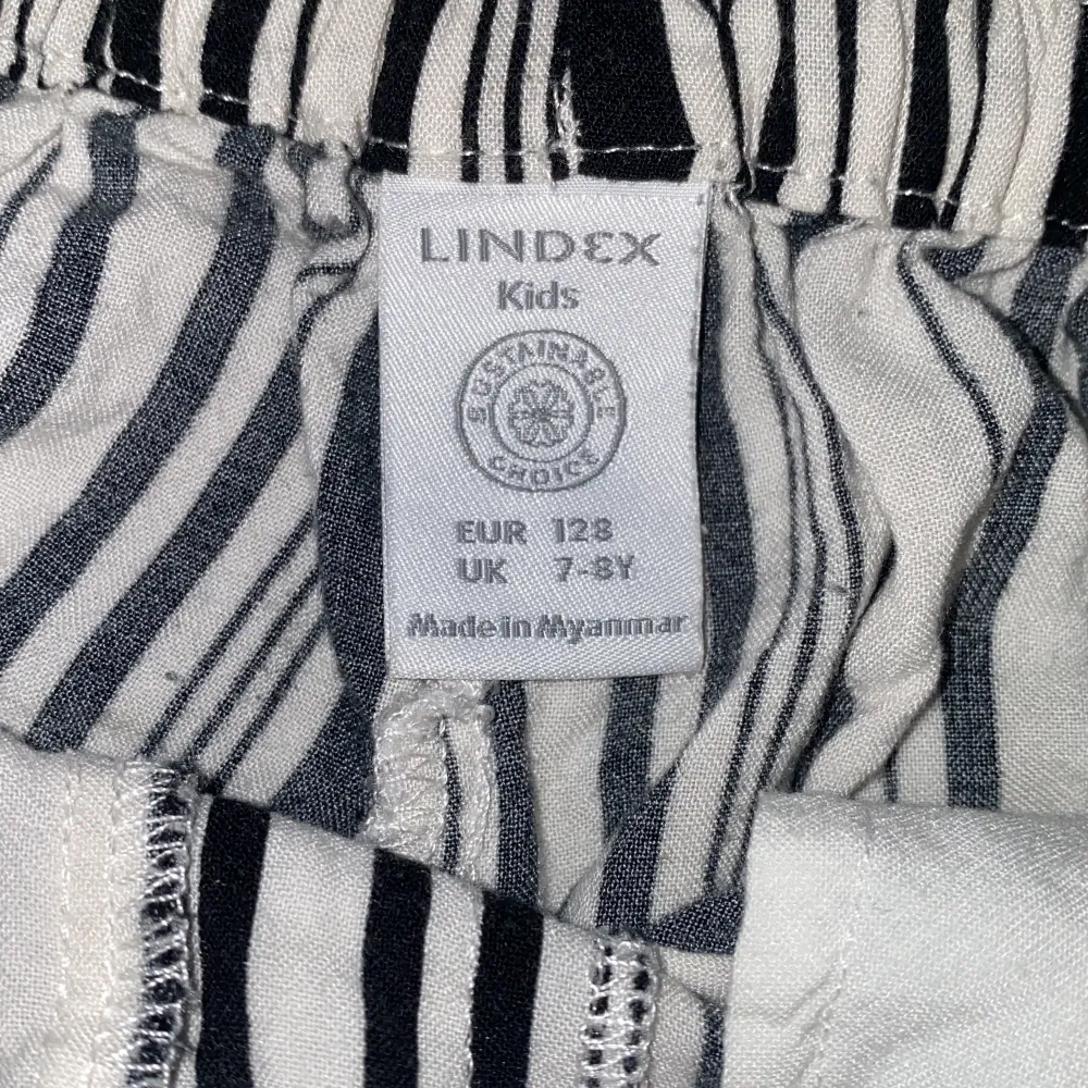 Säljer nu dessa svart och vit randiga shorts. De är ifrån Lindex och i storlek 128. Bra skick. Pris går att diskuteras❤️. . Shorts.