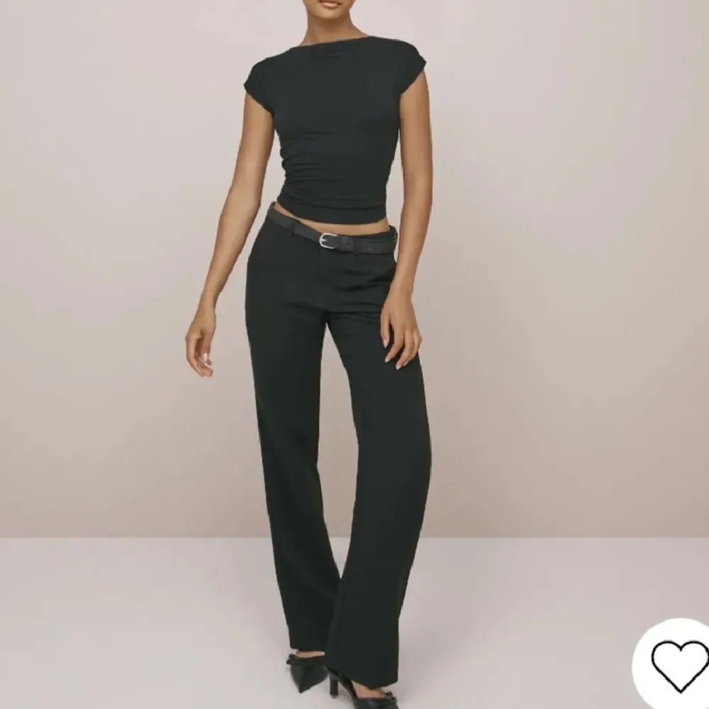 Säljer low waist kostymbyxor från nelly,de är utsvängda och passar i längden på mig som är 174 ca. Säljer för de var lite stora. Skickar gärna egna bilder om någon vill det.🫶🏼. Jeans & Byxor.