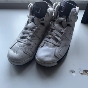 Jordan 6 vit och blå - Lite använda och lite slitna har används i 1 månad Låda finns!!