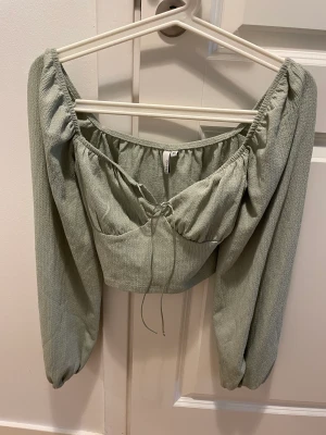 Blus från Nelly  - Fin grön blus. Använd en gång. Storlek 34
