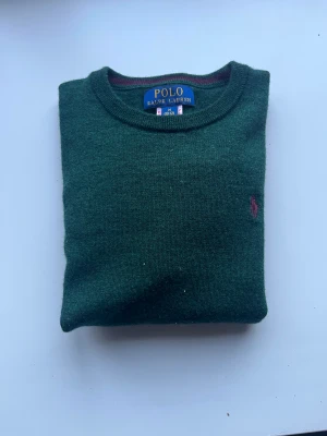 Stickad Polo tröja  - Använd i ett halv år och har blivit lite mindre genom tvätt