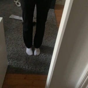 Kostymbyxor  - Svarta kostymbyxor från Vero Moda, köpte för ca 1 år sen för 300, lite defekter därav priset💗 något korta på mig som är 180cm