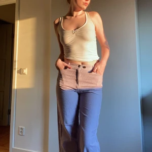 Lila Manchesterbyxor  - Jättesnygga manchesterbyxor som tyvärr är för korta på mig som är 178. Jag har även satt dit en knapp då dom var lite för stora för mig innan. Dom är i jättebra skick o har ingen tecken på användning. Nypris 600