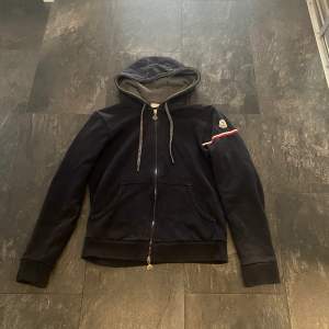 Moncler zip hoodie Cond: 8/10 Strl: s
