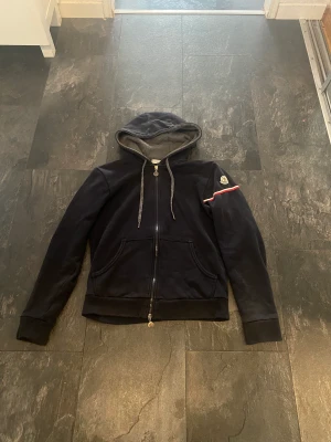 Moncler  - Moncler zip hoodie Cond: 8/10 Strl: s