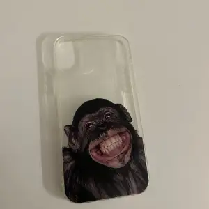 Ett oanvänt mobilskal! Ett genomskinligt skal med en leende gorilla/Apa på. Inte använt pga haft andra skal och glömde bort denna. Men funkar bra på. Inga skador vad så vidare. För iPhone 12