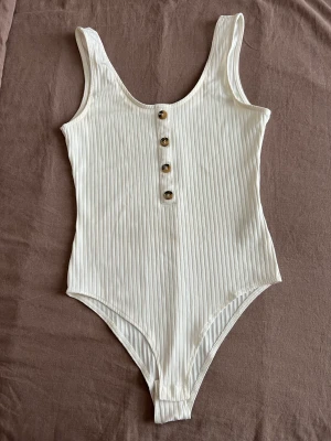 2 bodys  - 2 st bodys från H&M i storlek S! Den svarta har små fläckar på sidan som inte syns allt för mycket, se bild 