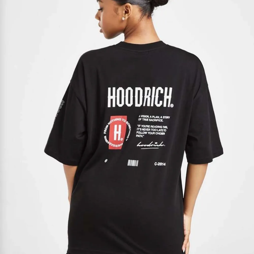 Säljer min oversize hoodrich t-shirt då den inte kommer till användning längre. Köpte den för 500kr. Bra skick!!. T-shirts.