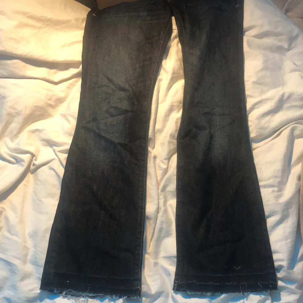 Jätte fina low waist jeans som jag aldrig använt, dom var lite förstora för mig tyvär💕. Jeans & Byxor.