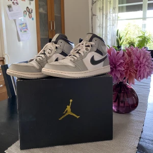 AIR JORDANS  - Säljer nu mina jordans då dom är alldeles för stora. Vädligt bra skick då jag använde dom Max 2 månader. Finns skrapmärken på innersidan av höger skon. Även lite creasade, men överlag fräscha. Köpte dom för 2,999 kr helt nya. PRISET ÄR INTE HUGGET I STEN!