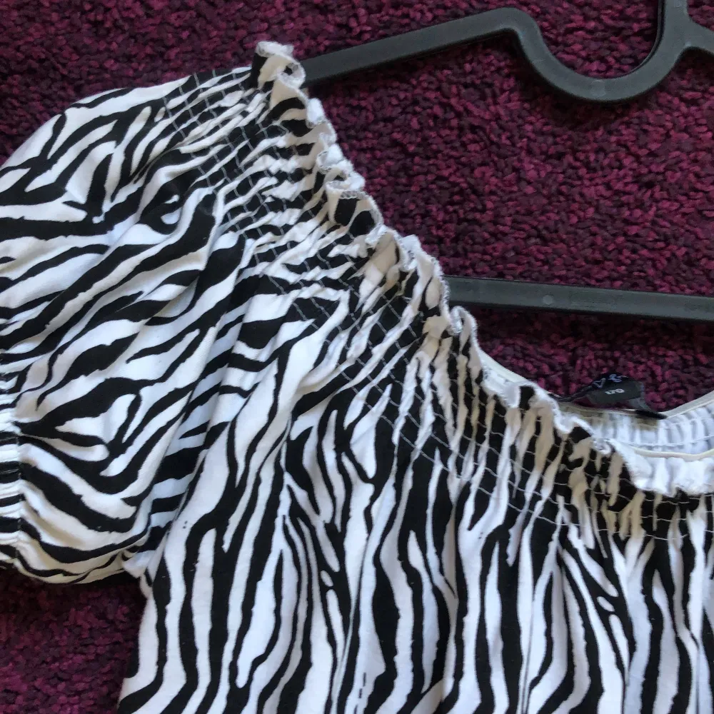 Zebramönstrad topp från gekås ❤️offshoulder, cropad och superskön med stretch från barnavdelningen 🩵oanvänd. Toppar.
