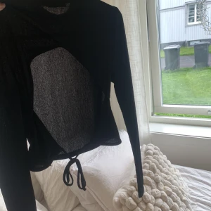 Topp med knytning - Säljer en långärmad topp som man knyter i ryggen från nakd! Toppen är aldrig använd så den är i nyskick! 