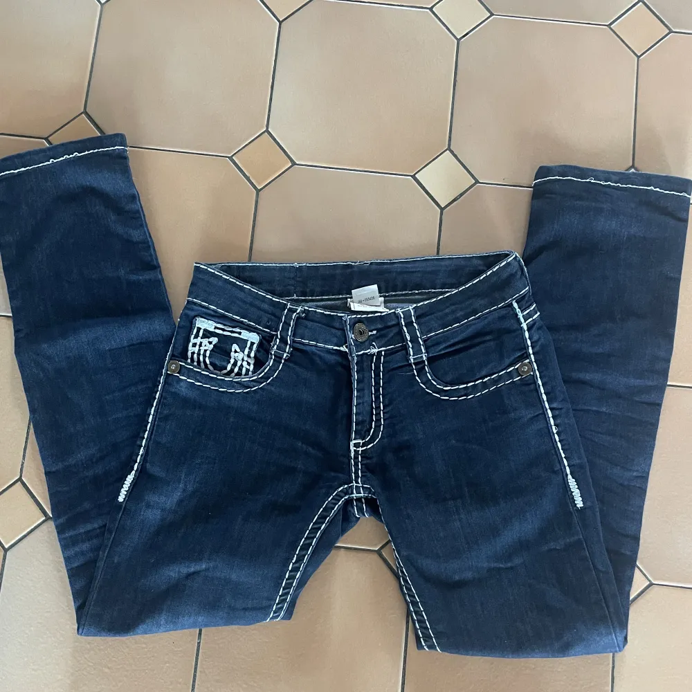Lågmidjade jeans från true religion! Jättebra skick, säljer pga dom tyvärr var för små för mig☹️☹️☹️  Innerbenslängd-79cm Midjemått rakt över- 39cm (ej runt) . Jeans & Byxor.