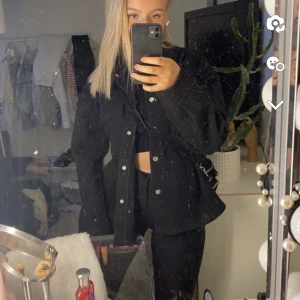 Kappa - Säljer denna fina svarta kappa ifrån Gina tricot i storlek S. Den är väl använd men i bra skick! 💕