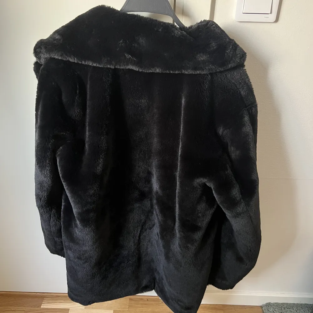 Hej hej!  Säljer denna fina svarta päls jacka från hm. In princip ny, inga slitningar och är i nyskick. Hör gärna av dig för mer bilder 🫶🏼 köparen står för frakten!. Jackor.