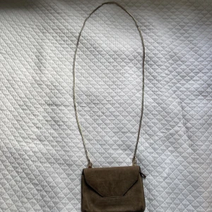 Filippa K  - Liten väska med guld kjedieband.  Är i nyskick, köparen står för frakt😊 