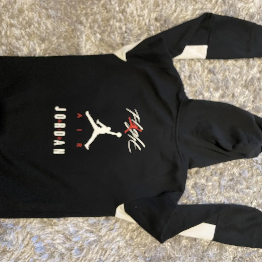 Säljer denna Jordan hoodie. Köpt i Paris och är knappt använd. Storlek 13-15. Storlek XL för barn. Pris går att diskutera. Säljer för 250kr.. Hoodies.