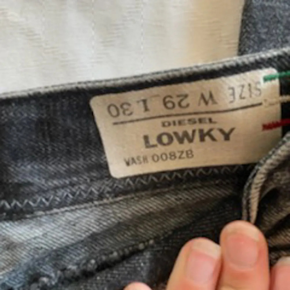 Skit fett jeans från dissel💯kan tyvärr inte använda dom efter som dom är alldeles för stora för mig😢köpte dom för 600kr och dom va resan använda då. Jeans & Byxor.