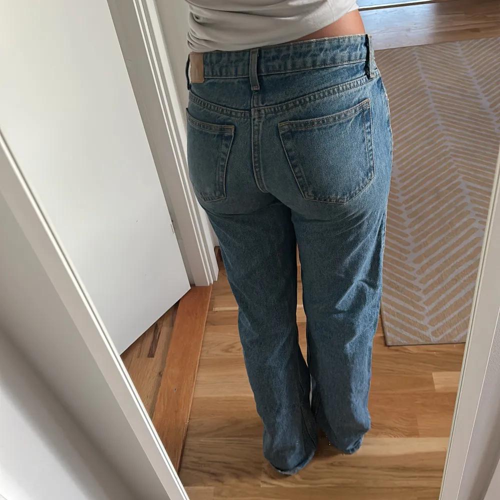 Arrow low straight jeans nu säljer jag mina weekday jeans pågrund av att de inte är min still knappt använda ord pris 500kr. Jeans & Byxor.