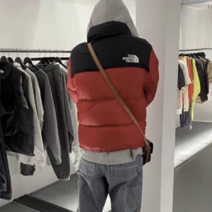 North face jacka  - Säljer nu min North face puffer jacka i 1996 retro färgen😊, den är i toppskick inga fel alls!, köptes i Köpenhamn hos Nort face ny pris 3200kr!🙌🏽 Mitt pris 849kr!, Storlek Xs - S