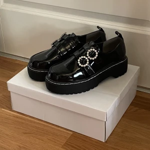 Dear My Love Pumps - Helt oanvända skor från Dear My Love, har bara prövat dom och var för störa. 24.5 i japansk skostorlek.